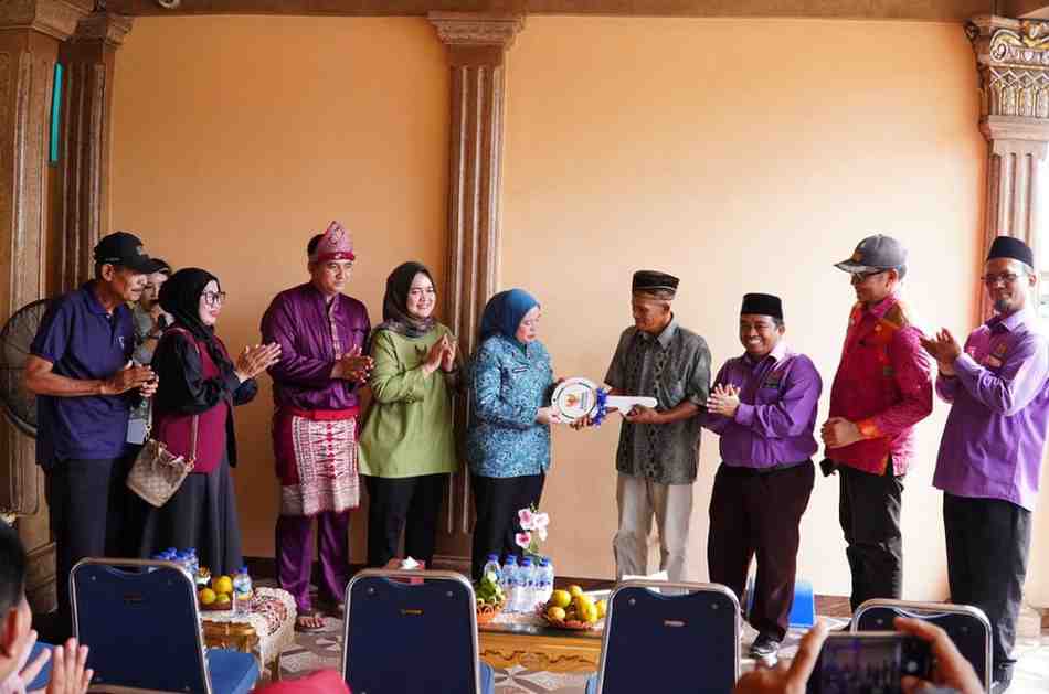 Kegiatan simbolis penyerahan kunci rumah untuk pembangunan bedah rumah pada Kamis (4/6/2026) oleh Ketua Tim Penggerak PKK Kota Palembang, Dewi Sastrani Ratu Dewa. Foto: Kominfo Palembang.