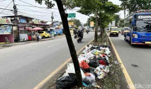 sampah Salah satu tumpukan sampah yang berada di markah jalan di Palembang. Foto: IST /Detiksumbagsel