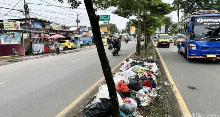 Salah satu tumpukan sampah yang berada di markah jalan di Palembang. Foto: IST /Detiksumbagsel