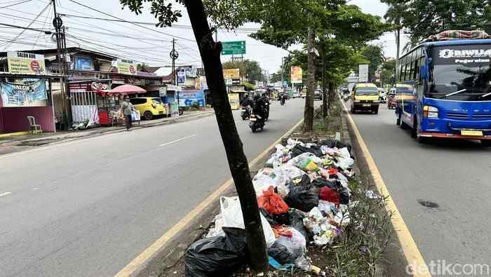Salah satu tumpukan sampah yang berada di markah jalan di Palembang. Foto: IST /Detiksumbagsel