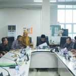 Komisi II DPRD Kabupaten Musi Banyuasin bersama Pemerintah Kabupaten Musi Banyuasin memfasilitasi penyelesaian sengketa lahan perkebunan antara masyarakat atas nama Jon Amrah dengan PT Daya Agro Lestari (DAL). Upaya tersebut dilakukan melalui Rapat Dengar Pendapat (RDP) Umum yang digelar di Ruang Rapat Komisi II DPRD Muba, Senin (29/6/2026). Foto: Kominfo Muba.