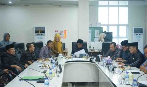 Komisi II DPRD Kabupaten Musi Banyuasin bersama Pemerintah Kabupaten Musi Banyuasin memfasilitasi penyelesaian sengketa lahan perkebunan antara masyarakat atas nama Jon Amrah dengan PT Daya Agro Lestari (DAL). Upaya tersebut dilakukan melalui Rapat Dengar Pendapat (RDP) Umum yang digelar di Ruang Rapat Komisi II DPRD Muba, Senin (29/6/2026). Foto: Kominfo Muba.