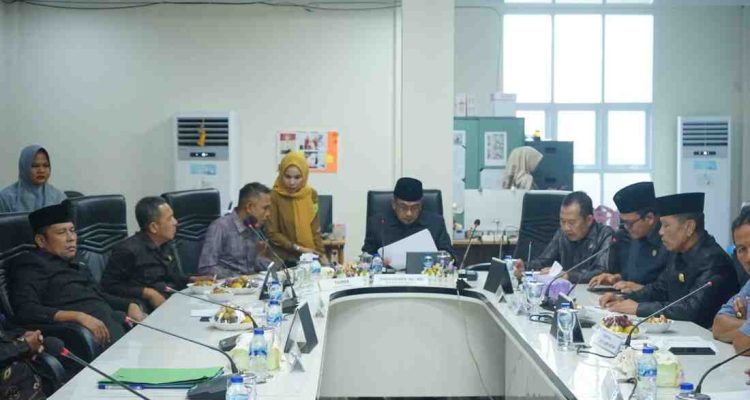 Komisi II DPRD Kabupaten Musi Banyuasin bersama Pemerintah Kabupaten Musi Banyuasin memfasilitasi penyelesaian sengketa lahan perkebunan antara masyarakat atas nama Jon Amrah dengan PT Daya Agro Lestari (DAL). Upaya tersebut dilakukan melalui Rapat Dengar Pendapat (RDP) Umum yang digelar di Ruang Rapat Komisi II DPRD Muba, Senin (29/6/2026). Foto: Kominfo Muba.