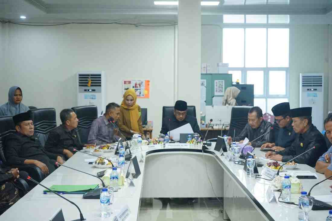 Komisi II DPRD Kabupaten Musi Banyuasin bersama Pemerintah Kabupaten Musi Banyuasin memfasilitasi penyelesaian sengketa lahan perkebunan antara masyarakat atas nama Jon Amrah dengan PT Daya Agro Lestari (DAL). Upaya tersebut dilakukan melalui Rapat Dengar Pendapat (RDP) Umum yang digelar di Ruang Rapat Komisi II DPRD Muba, Senin (29/6/2026). Foto: Kominfo Muba.