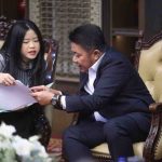 Gubernur Sumsel, Herman Deru bersama putrinya mengisi sensus ekonomi yang digelar pihak BPS secara nasional. Foto: Humas Pemprov Sumsel.