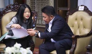 sensus Gubernur Sumsel, Herman Deru bersama putrinya mengisi sensus ekonomi yang digelar pihak BPS secara nasional. Foto: Humas Pemprov Sumsel.