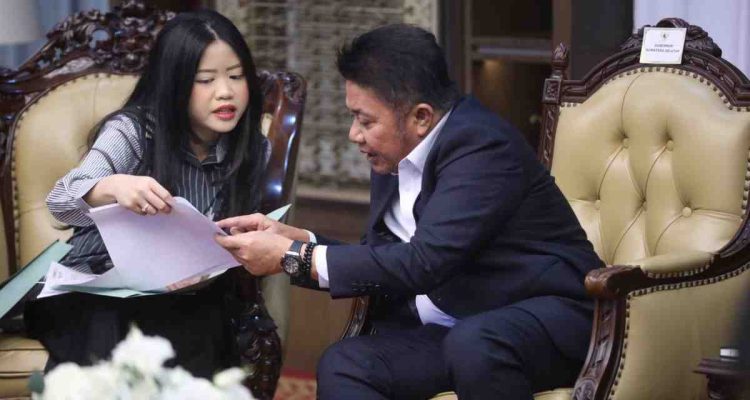 Gubernur Sumsel, Herman Deru bersama putrinya mengisi sensus ekonomi yang digelar pihak BPS secara nasional. Foto: Humas Pemprov Sumsel.