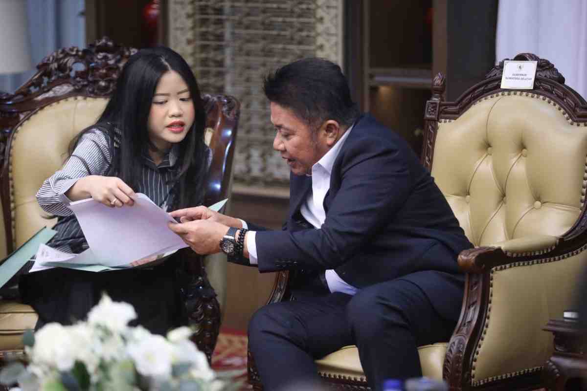 Gubernur Sumsel, Herman Deru bersama putrinya mengisi sensus ekonomi yang digelar pihak BPS secara nasional. Foto: Humas Pemprov Sumsel.