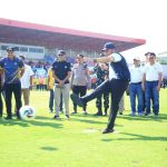 Gubernur Sumsel, Herman Deru membuka secara resmi Turnamen Sepak Bola U-15 Piala Gubernur Sumsel Tahun 2026 di Stadion Bumi Sriwijaya Palembang, Kamis (25/6/2026) sore. Foto: Humas Pemprov Sumsel.