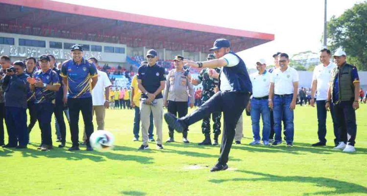 Gubernur Sumsel, Herman Deru membuka secara resmi Turnamen Sepak Bola U-15 Piala Gubernur Sumsel Tahun 2026 di Stadion Bumi Sriwijaya Palembang, Kamis (25/6/2026) sore. Foto: Humas Pemprov Sumsel.