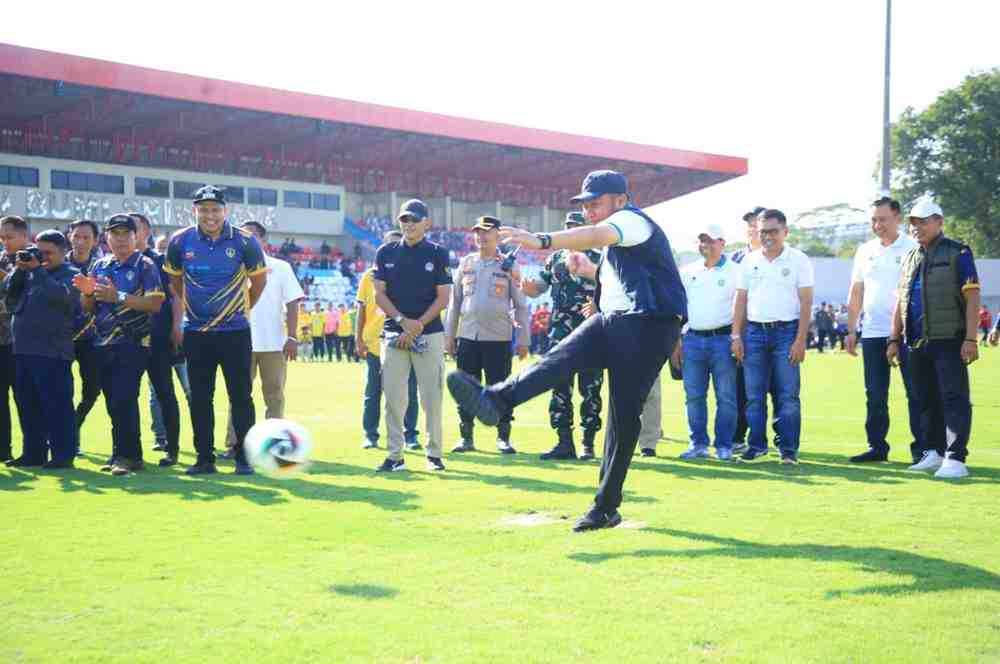 Gubernur Sumsel, Herman Deru membuka secara resmi Turnamen Sepak Bola U-15 Piala Gubernur Sumsel Tahun 2026 di Stadion Bumi Sriwijaya Palembang, Kamis (25/6/2026) sore. Foto: Humas Pemprov Sumsel.