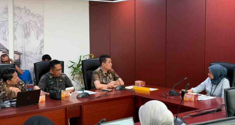 Sekda Muba Drs Syafaruddin, MSi didampingi Kepala Bappeda Dr Mursalin, SE, MM mengikuti Rapat Koordinasi Terkait Kondisi Fiskal Kabupaten Musi Banyuasin dan Upaya Penanganan Permasalahan Fiskal Daerah, Khususnya Dampak Penurunan Dana Bagi Hasil (DBH) Terhadap Pelaksanaan Pembangunan dan Pemenuhan Belanja Prioritas Daerah di Direktorat Pemerintahan, Keuangan Daerah dan Transfer ke Daerah Kementerian PPN/Bappenas RI, Jakarta, Selasa (2/6/2026). Foto: Kominfo Muba.