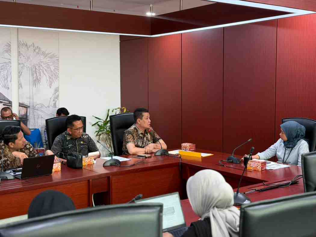 Sekda Muba Drs Syafaruddin, MSi didampingi Kepala Bappeda Dr Mursalin, SE, MM mengikuti Rapat Koordinasi Terkait Kondisi Fiskal Kabupaten Musi Banyuasin dan Upaya Penanganan Permasalahan Fiskal Daerah, Khususnya Dampak Penurunan Dana Bagi Hasil (DBH) Terhadap Pelaksanaan Pembangunan dan Pemenuhan Belanja Prioritas Daerah di Direktorat Pemerintahan, Keuangan Daerah dan Transfer ke Daerah Kementerian PPN/Bappenas RI, Jakarta, Selasa (2/6/2026). Foto: Kominfo Muba.