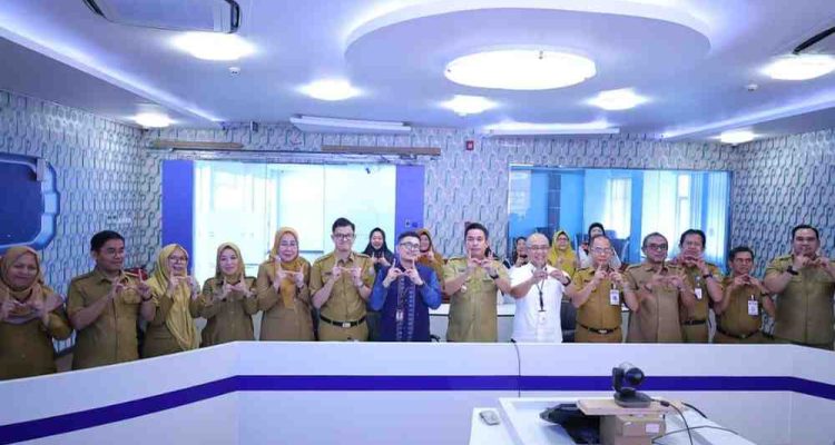 Asisten II Setda Kota Palembang, Isnaini Madani bersama pihak BPJS Palembang meliris tentang inflasi, Selasa (2/6/2026). Foto: Komifo Palembang.