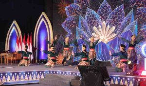 Pertunjukkan tarian dalam pembukaan Festival Ekonomi Syariah (FESyar) Regional Sumatera 2026 yang diselenggarakan Bank Indonesia, Jumat (5/6/2026). Foto: Kominfo Palembang.