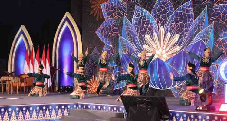 Pertunjukkan tarian dalam pembukaan Festival Ekonomi Syariah (FESyar) Regional Sumatera 2026 yang diselenggarakan Bank Indonesia, Jumat (5/6/2026). Foto: Kominfo Palembang.
