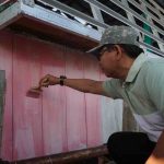 Pengecatan rumah warga di Seberang Ulu I Palembang, dalam rangka HUT KOta Palembang, Jumat (13/6/2026). Foto: Kominfo Palembang.