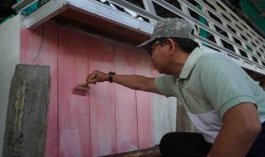 Pengecatan rumah warga di Seberang Ulu I Palembang, dalam rangka HUT KOta Palembang, Jumat (13/6/2026). Foto: Kominfo Palembang.