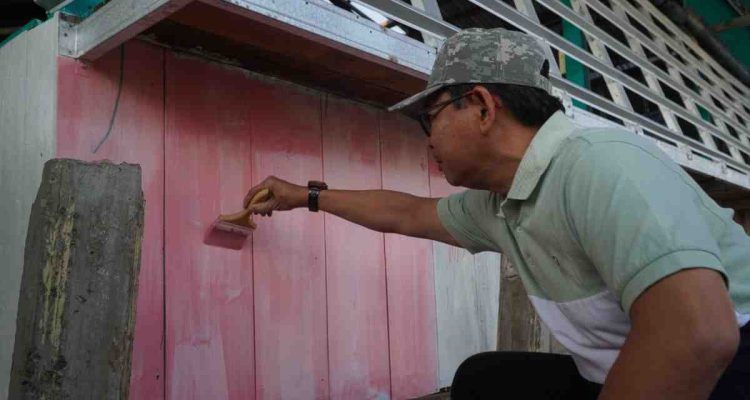 Pengecatan rumah warga di Seberang Ulu I Palembang, dalam rangka HUT KOta Palembang, Jumat (13/6/2026). Foto: Kominfo Palembang.