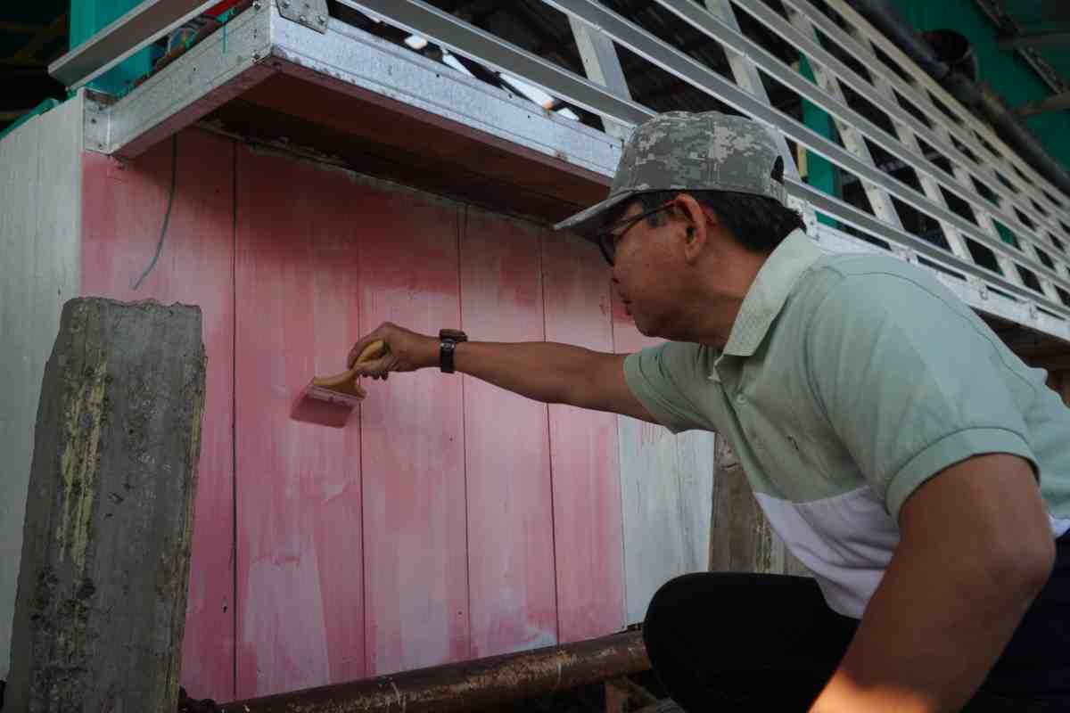 Pengecatan rumah warga di Seberang Ulu I Palembang, dalam rangka HUT KOta Palembang, Jumat (13/6/2026). Foto: Kominfo Palembang.