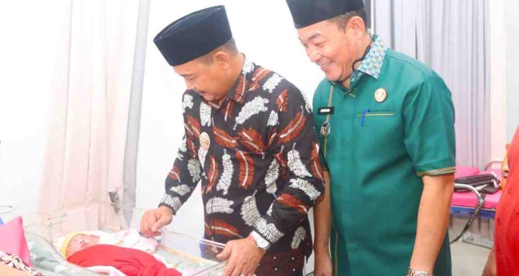 Wakil Bupati Musi Banyuasin (Muba) Kyai Abdur Rohman Husen menghadiri tabligh akbar dalam rangka peringatan menyambut Tahun Baru Islam 1 Muharram 1448 Hijriah yang digelar di halaman Masjid An-Nur RT 12 RW 01, Kelurahan Bayung Lencir, Kecamatan Bayung Lencir, Jumat (5/6/2026). Foto: Kominfo Muba.