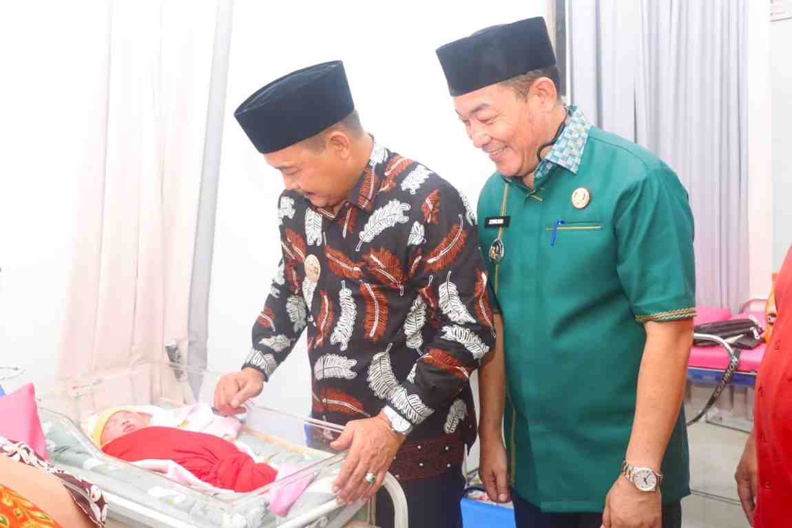 Wakil Bupati Musi Banyuasin (Muba) Kyai Abdur Rohman Husen menghadiri tabligh akbar dalam rangka peringatan menyambut Tahun Baru Islam 1 Muharram 1448 Hijriah yang digelar di halaman Masjid An-Nur RT 12 RW 01, Kelurahan Bayung Lencir, Kecamatan Bayung Lencir, Jumat (5/6/2026). Foto: Kominfo Muba.