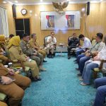 Walikota Palembang, Drs. Ratu Dewa, MSi menerima audiensi dari Gerakan Masyarakat Sumatera Selatan Peduli Keadilan (GMSSPK) di Kantor Walikota Palembang. Foto: Kominfo Palembang.