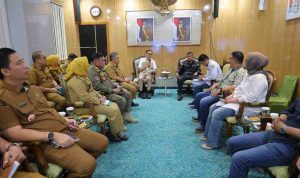 wali (1) Walikota Palembang, Drs. Ratu Dewa, MSi menerima audiensi dari Gerakan Masyarakat Sumatera Selatan Peduli Keadilan (GMSSPK) di Kantor Walikota Palembang. Foto: Kominfo Palembang.