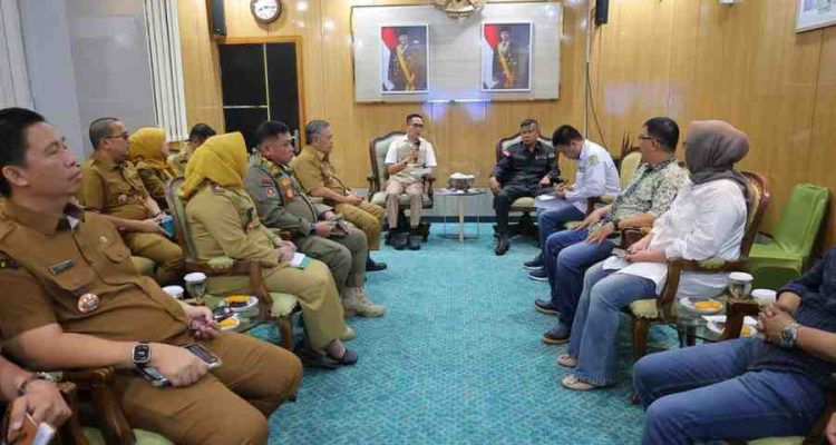 Walikota Palembang, Drs. Ratu Dewa, MSi menerima audiensi dari Gerakan Masyarakat Sumatera Selatan Peduli Keadilan (GMSSPK) di Kantor Walikota Palembang. Foto: Kominfo Palembang.