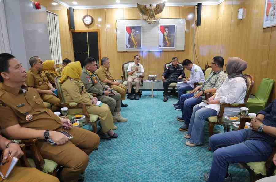 Walikota Palembang, Drs. Ratu Dewa, MSi menerima audiensi dari Gerakan Masyarakat Sumatera Selatan Peduli Keadilan (GMSSPK) di Kantor Walikota Palembang. Foto: Kominfo Palembang.