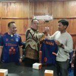 Presiden Klub Sumsel United, Cik Ujang secara resmi memperkenalkan M. Nasuha sebagai pelatih kepala Sumsel United untuk mengarungi liga tahun 2026/2027, Kamis (9/7/2026. Foto: Tim Media Sumsel United.