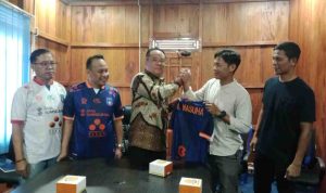 Presiden Klub Sumsel United, Cik Ujang secara resmi memperkenalkan M. Nasuha sebagai pelatih kepala Sumsel United untuk mengarungi liga tahun 2026/2027, Kamis (9/7/2026. Foto: Tim Media Sumsel United. Presiden Klub Sumsel United, Cik Ujang secara resmi memperkenalkan M. Nasuha sebagai pelatih kepala Sumsel United untuk mengarungi liga tahun 2026/2027, Kamis (9/7/2026. Foto: Tim Media Sumsel United.