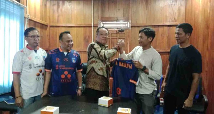 Presiden Klub Sumsel United, Cik Ujang secara resmi memperkenalkan M. Nasuha sebagai pelatih kepala Sumsel United untuk mengarungi liga tahun 2026/2027, Kamis (9/7/2026. Foto: Tim Media Sumsel United.