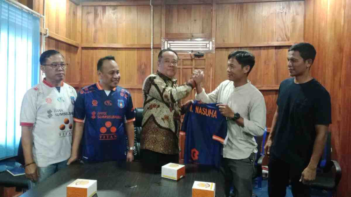 Presiden Klub Sumsel United, Cik Ujang secara resmi memperkenalkan M. Nasuha sebagai pelatih kepala Sumsel United untuk mengarungi liga tahun 2026/2027, Kamis (9/7/2026. Foto: Tim Media Sumsel United.