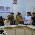 Asisten II Bidang Perekonomian dan Pembangunan Setda Kota Palembang, Isnaini Madani saat memimpin rapat rencana penataan kawasan bawah Jembatan Ampera, 7 Ulu, Selasa (14/7/2026). Foto: Kominfo Palembang.