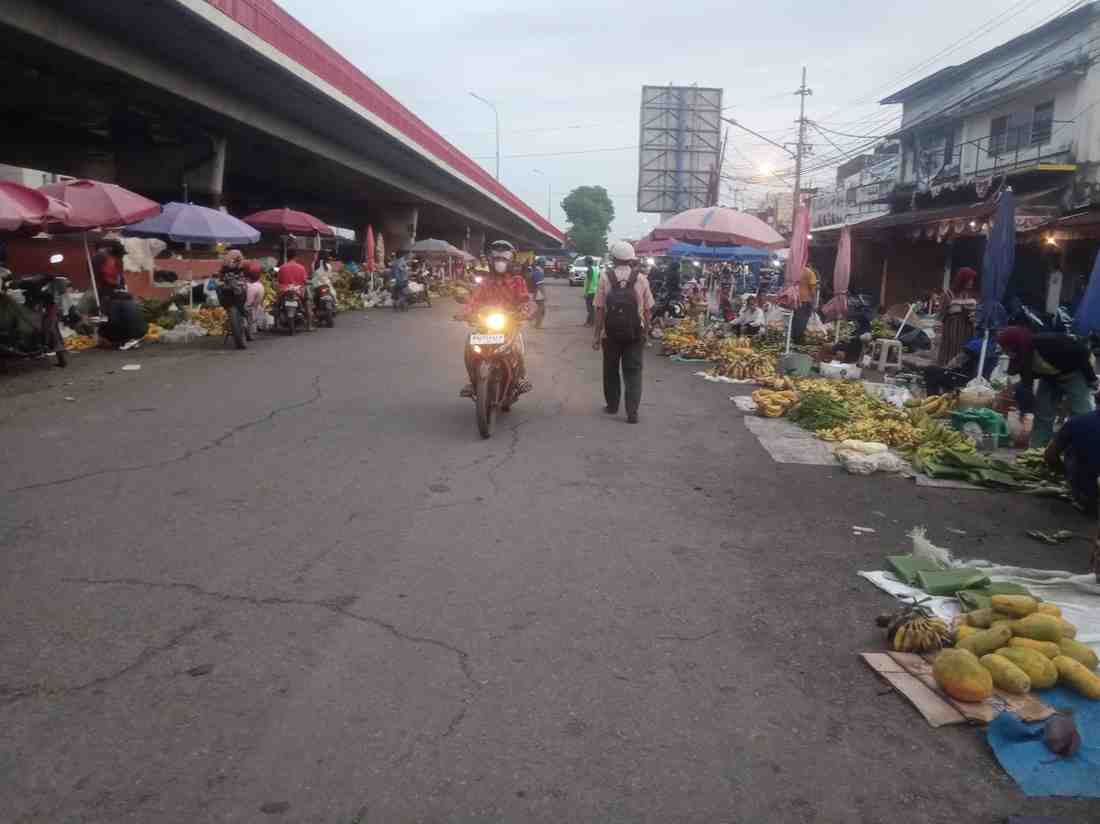 Suasana kawasan 7 Ulu, bawah Jembatan Ampera, Palembang. Foto: IST