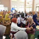 Staf Ahli Wali Kota Palembang Bidang Keuangan, Pendapatan, Hukum, dan HAM, Edison menghadiri kegiatan hari anak sedunia bersama Ketua TP PKK Kota Palembang, Hj Dewi Sastrani Ratu Dewa. Foto: Kominfo Palembang.
