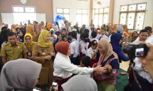 Staf Ahli Wali Kota Palembang Bidang Keuangan, Pendapatan, Hukum, dan HAM, Edison menghadiri kegiatan hari anak sedunia bersama Ketua TP PKK Kota Palembang, Hj Dewi Sastrani Ratu Dewa. Foto: Kominfo Palembang.
