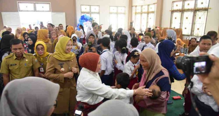 Staf Ahli Wali Kota Palembang Bidang Keuangan, Pendapatan, Hukum, dan HAM, Edison menghadiri kegiatan hari anak sedunia bersama Ketua TP PKK Kota Palembang, Hj Dewi Sastrani Ratu Dewa. Foto: Kominfo Palembang.