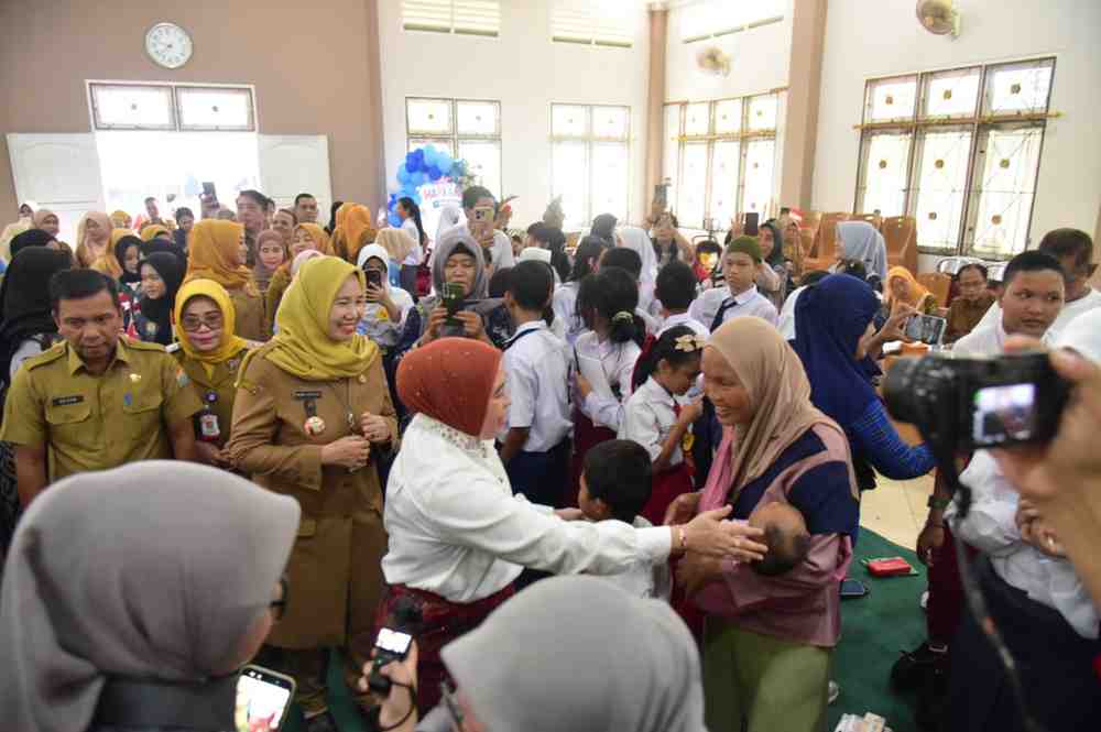 Staf Ahli Wali Kota Palembang Bidang Keuangan, Pendapatan, Hukum, dan HAM, Edison menghadiri kegiatan hari anak sedunia bersama Ketua TP PKK Kota Palembang, Hj Dewi Sastrani Ratu Dewa. Foto: Kominfo Palembang.