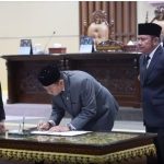 Ketua DPRD Sumatera Selatan, Andie Dinialdie dan Guebernur Herman Deru menandatangani persetujuan bersama Raperda Pertanggungjawaban Pelaksanaan APBD Provinsi Sumatera Selatan Tahun Anggaran 2025, Senin (27/7/2026). Foto: Humas Pemprov Sumsel.
