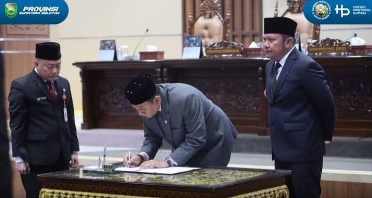 Ketua DPRD Sumatera Selatan, Andie Dinialdie dan Guebernur Herman Deru menandatangani persetujuan bersama Raperda Pertanggungjawaban Pelaksanaan APBD Provinsi Sumatera Selatan Tahun Anggaran 2025, Senin (27/7/2026). Foto: Humas Pemprov Sumsel.