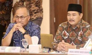 Asisten I Bidang Pemerintahan dan Kesejahteraan Rakyat Pemprov Sumsel, Dr Apriyadi, MSi didampingi Wabum Muba Rohman saat rapat pembangunan Jembatan Lalan di Jakarta. Foto: Kominfo Muba.
