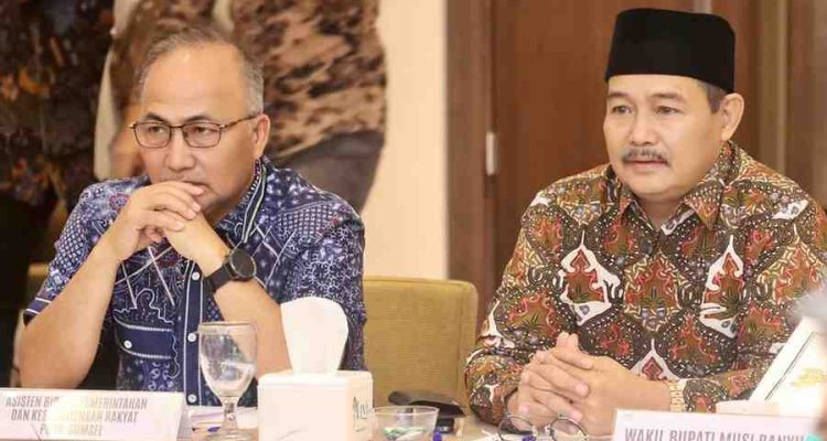 Asisten I Bidang Pemerintahan dan Kesejahteraan Rakyat Pemprov Sumsel, Dr Apriyadi, MSi didampingi Wabum Muba Rohman saat rapat pembangunan Jembatan Lalan di Jakarta. Foto: Kominfo Muba.