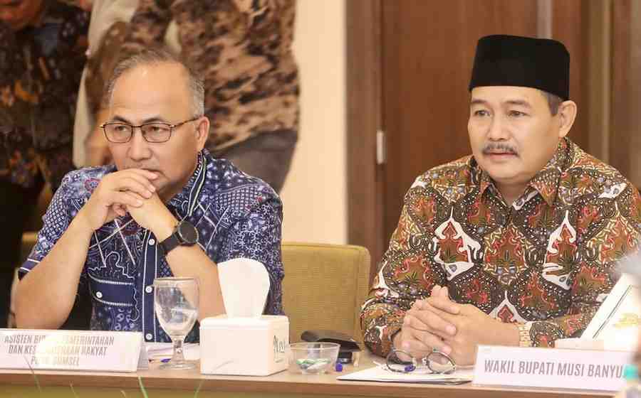 Asisten I Bidang Pemerintahan dan Kesejahteraan Rakyat Pemprov Sumsel, Dr Apriyadi, MSi didampingi Wabum Muba Rohman saat rapat pembangunan Jembatan Lalan di Jakarta. Foto: Kominfo Muba.