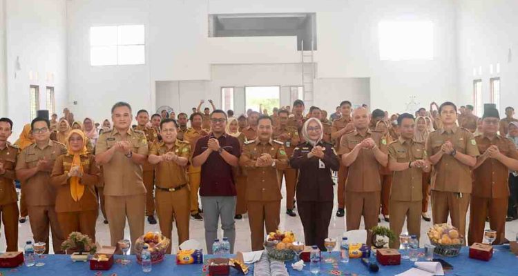 Wakil Bupati Musi Banyuasin Kyai Abdur Rohman Husen membuka sosialisasi Program Keluarga Maju (PKM) Tahun Anggaran 2026 pada program pengembangan UMKM di gedung serbaguna Kecamatan Sungai Lilin, Senin (27/7/2026). Foto: Kominfo Muba.