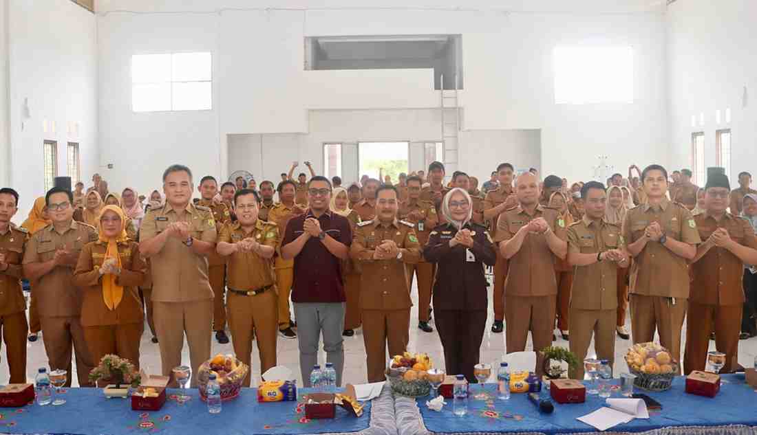 Wakil Bupati Musi Banyuasin Kyai Abdur Rohman Husen membuka sosialisasi Program Keluarga Maju (PKM) Tahun Anggaran 2026 pada program pengembangan UMKM di gedung serbaguna Kecamatan Sungai Lilin, Senin (27/7/2026). Foto: Kominfo Muba.
