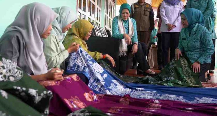 Ketua TP PKK Provinsi Sumatera Selatan (Sumsel), Feby Herman Deru mengunjungi Kampung Batik Madani di Kota Lubuk Linggau, Rabu (22/7/2026). Foto: Humas Pemprov Sumsel.