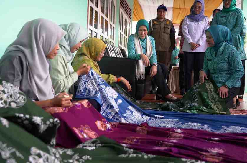 Ketua TP PKK Provinsi Sumatera Selatan (Sumsel), Feby Herman Deru mengunjungi Kampung Batik Madani di Kota Lubuk Linggau, Rabu (22/7/2026). Foto: Humas Pemprov Sumsel.