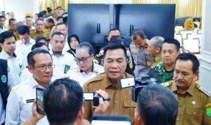Bupati Muba, HM Toha saat diwawancarai wartawan, Senin (6/7/2026). Foto: Kominfo Muba.